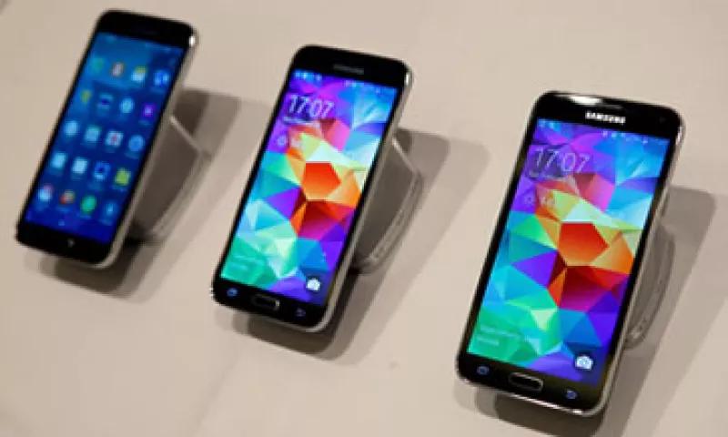 El teléfono de gama alta tiene una pantalla más brilllante y cambia a escala de grises en modo de ahorro. (Foto: Reuters)