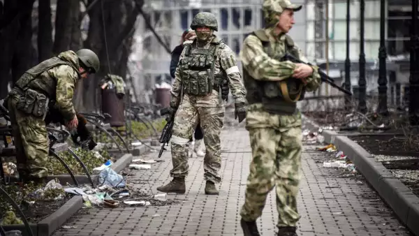 Soldados rusos caminan por una calle en Mariupol, las tropas rusas intensifican una campaña para tomar la ciudad portuaria estratégica, parte de un ataque masivo anticipado en el este de Ucrania.