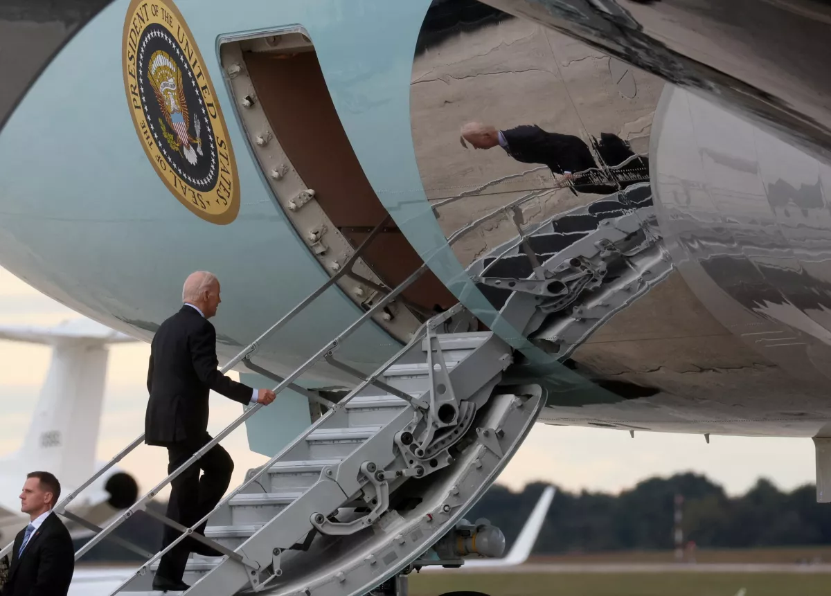 El presidente de los Estados Unidos, Joe Biden, aborda el Air Force One para viajar a Tel Aviv, Israel, desde la Base Conjunta Andrews, Maryland, EE. UU., el 17 de octubre de 2023.