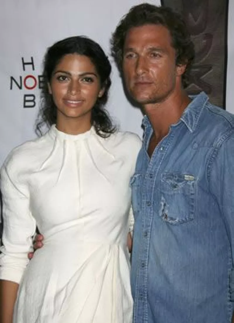 Los surfistas impidieron que un paparazzo fotografiara al actor.