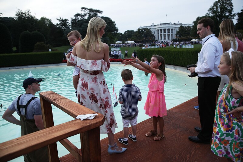 Ivanka Trump con sus hijos frente a La Casa Blanca