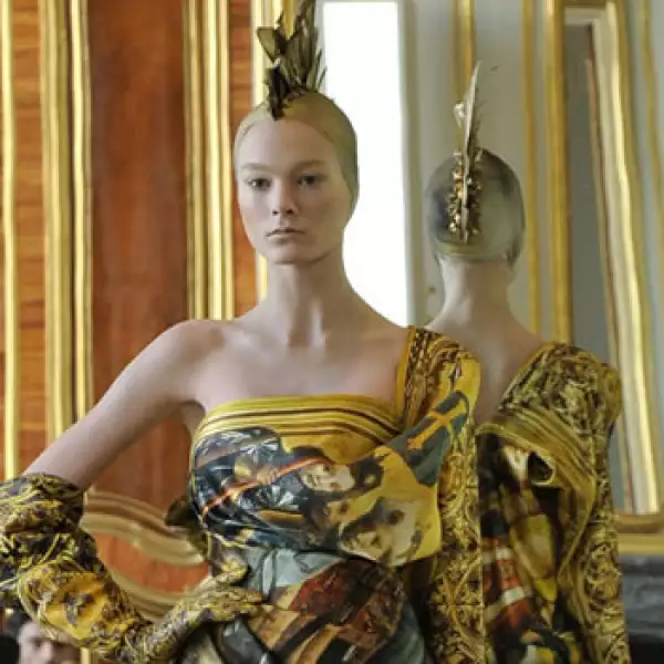 Sus colecciones, de acuerdo con su sitio oficial, comibaron su conocimiento de la sastrería británica y de la alta costura francesa