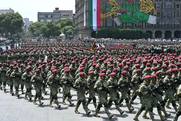 16,000 elementos de las Fuerzas Armadas desfilan en el marco del 216 Aniversario del inicio de la Independencia de México.