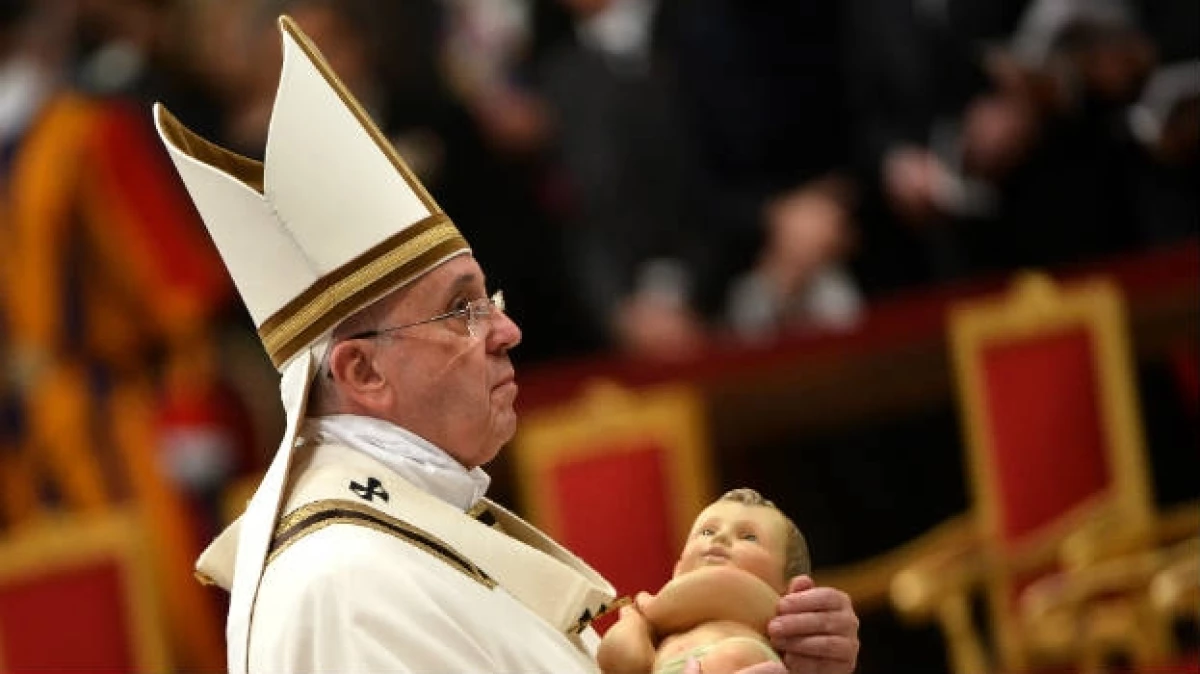 El papa Francisco porta entre sus brazos al Niño Jesús en la Basílica Vaticana este miércoles