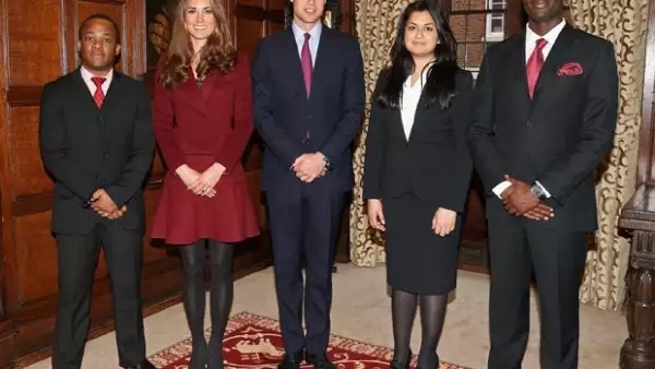 Los Duques de Cambridge entregaron becas a estudiantes de bajos recursos del Middle Temple en Londres, la pareja fue captada sonriendo en todo momento.