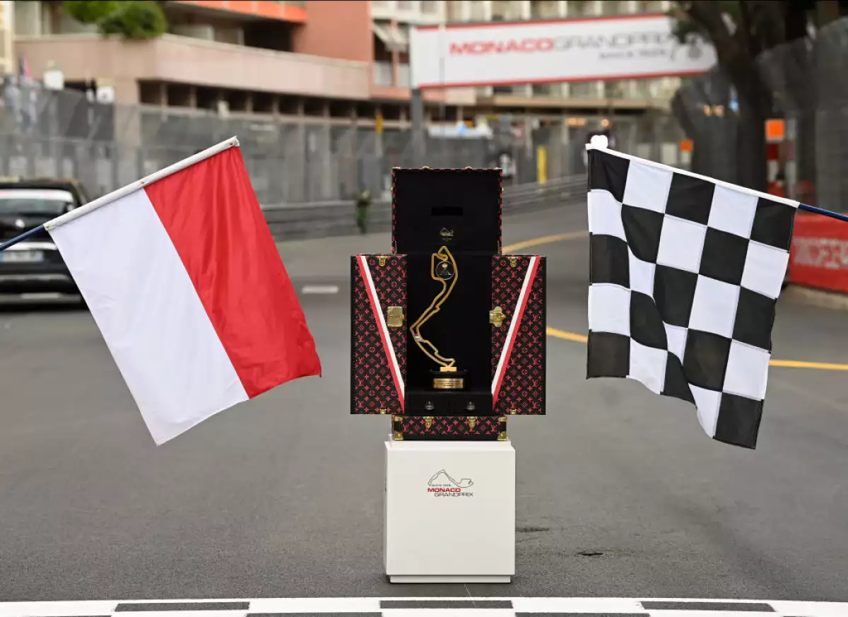 Foto del trofeo del Gran Premio de Mónaco dentro del estuche diseñado por Louis Vuitton.