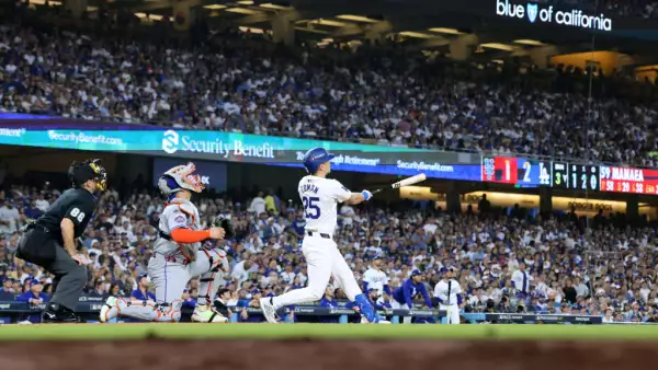 Foto de Tommy Edman, de los Dodgers, bateando un jonrón contra los Mets.
