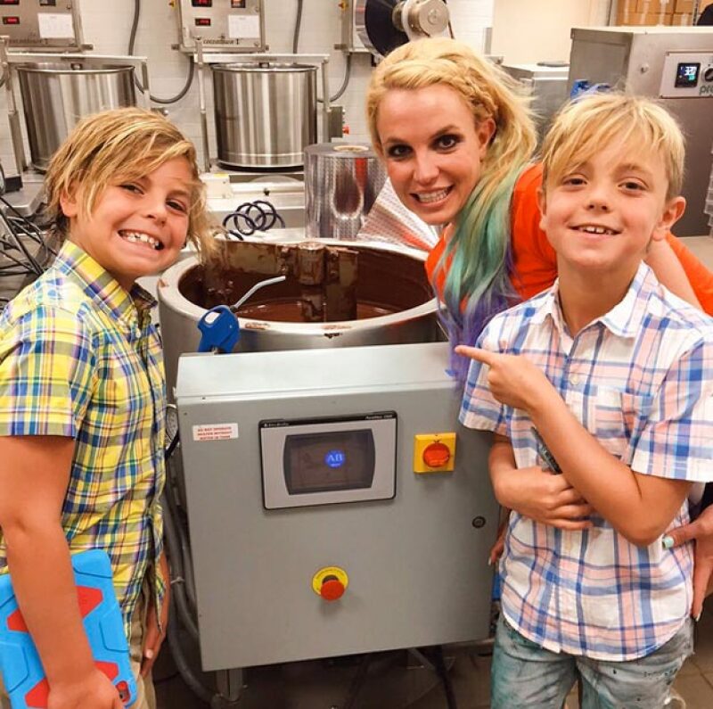 Los lleva a conocer la fabrica de chocolate.