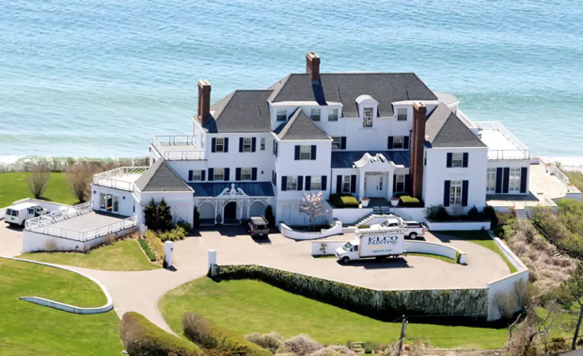 La casa de Taylor está situada en la cima de una montaña.