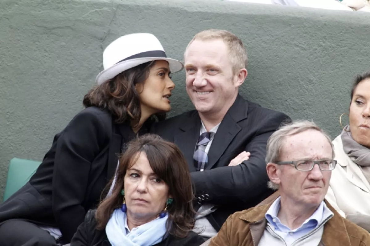 Las ocurrencias e irreverencia de Salma y el asombro de Henri ante su esposa, los hacen la pareja perfecta.