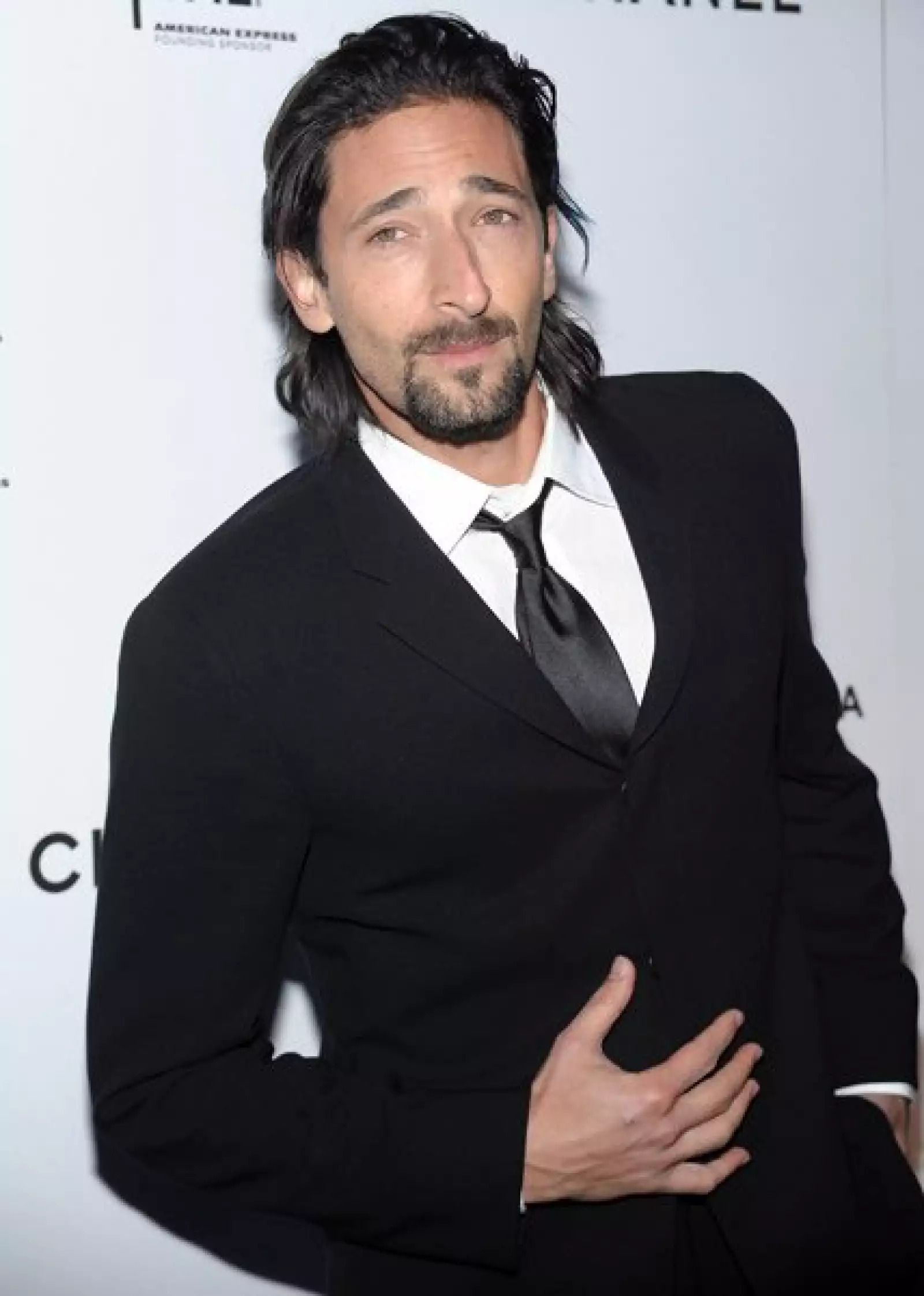 Adrien Brody, de 37 años, estuvo comprometido con la guapa española Elsa Pataky. De momento parece que anda solterito y disfrutando de su departamento de lujo en Los Ángeles, California.
