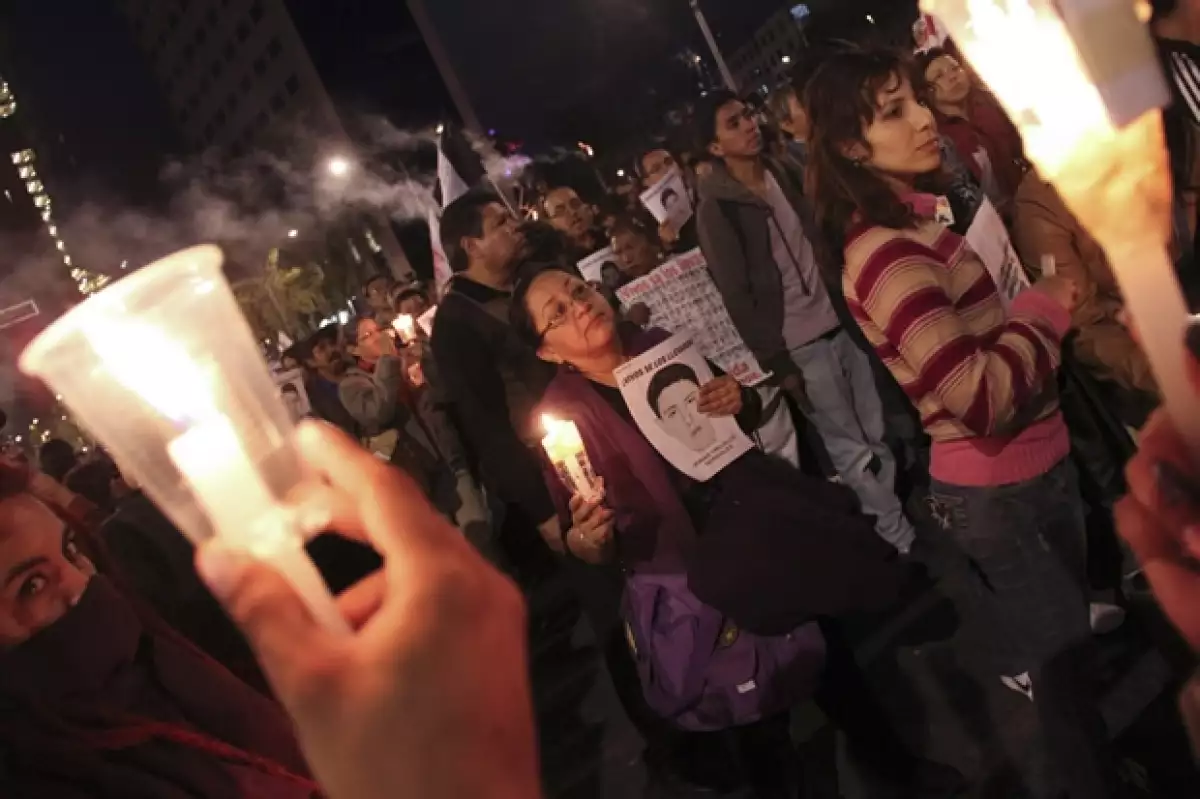 Marcha del Ángel de la Independencia en favor de los estudiantes desaparecidos y para exigir a las autoridades su aparición.