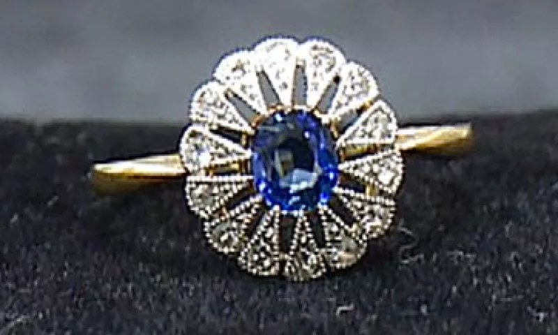 Un anillo de diamantes y zafiros, es una de las piezas que conforman la exposición.  (Foto: AP)