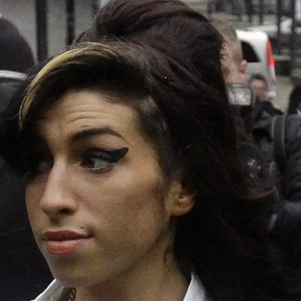 Amy Winehouse mira con sospecha a los fotógrafos al llegar a la corte de Milton Keynes donde compareció acerca de su ataque a un manager de teatro hace un par de semanas.