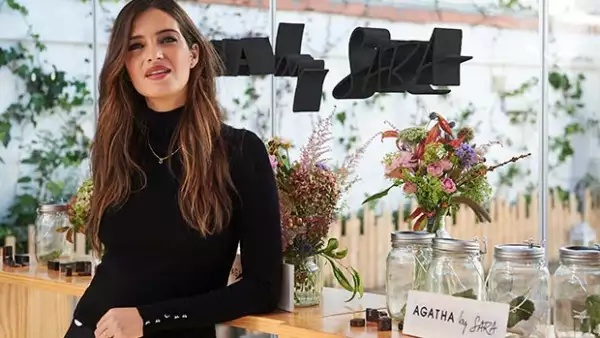 La conductora mostró en Instagram lo avanzado de su embarazo, además de a su pequeño hijo con Iker Casillas, de quien asegura: “La curva de la felicidad es su sonrisa”.