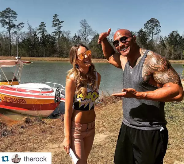 Belinda con The Rock en el set de grabación de Baywatch.