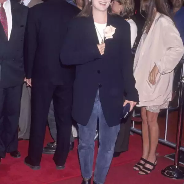 1999: Para la premiere de `Music of the Heart´ en NY, Meryl optó por un look casual y laid back. Su outfit, un estilo icónico de los 90, estuvo compuesto por jeans, tshirt blanca y blazer azul marino.