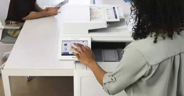 Mujer imprimiendo un archivo en una impresora Brother.