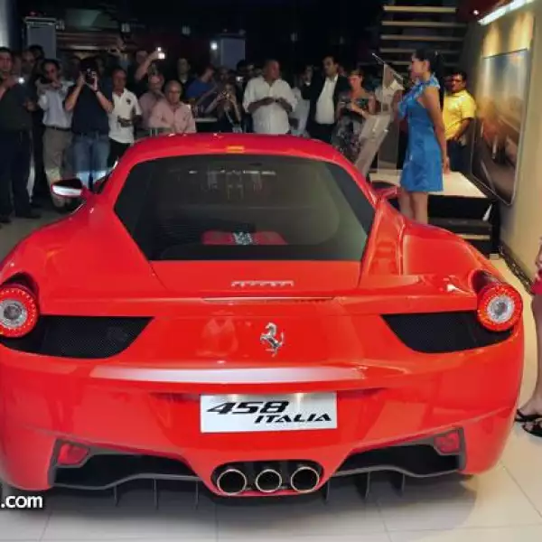 Presentaci?el Ferrari 458