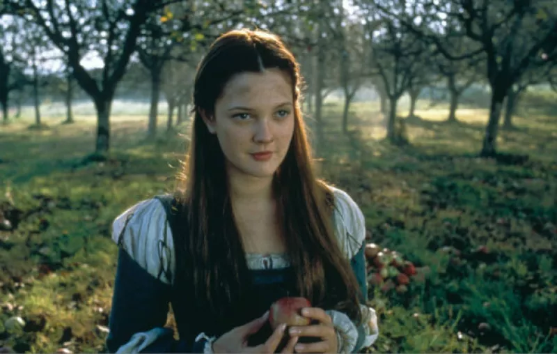 Este viernes estrena la nueva versión de la famosa película de Disney, pero a lo largo de los años diversas actrices se han puesto la zapatilla para dar vida a este icónico personaje de cuento.