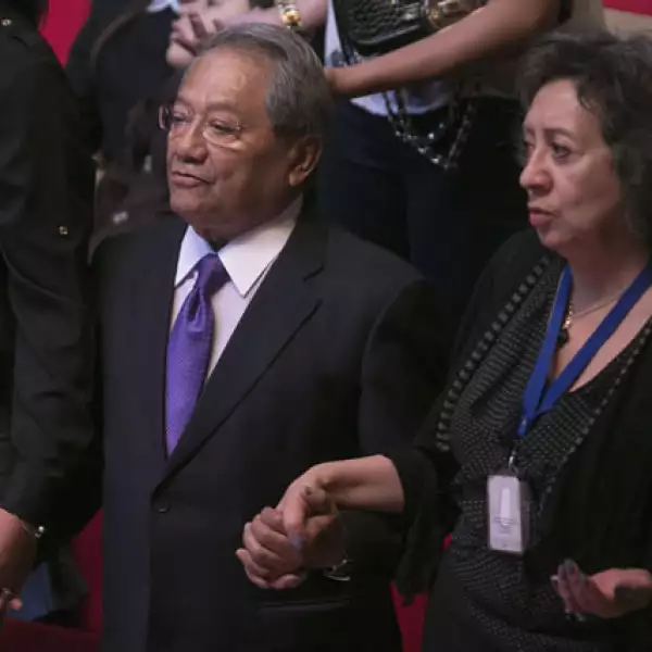 Armando Manzanero fue captado ofreciendo algunas oraciones por el descanso de Joan Sebastian.