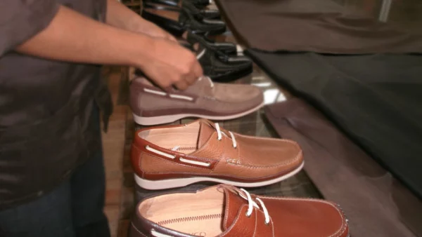 Los consumidores de zapatos buscan comodidad, moda y calidad en los zapatos; el consumo promedio de zapatos por mexicano es de 2.5 pares, anualmente.