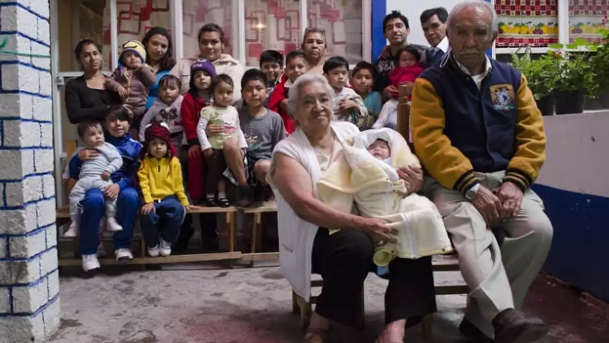 Un hogar de tipo familiar en la Ciudad de México, integrada por padre, madre, hijos, abuelos y nietos