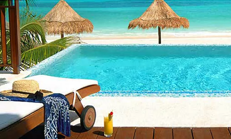 Fairmont Mayakoba está ubicado al sur de Cancún, en la costa del Caribe Mexicano conocida como Riviera Maya, a 40 minutos de la zona hotelera.