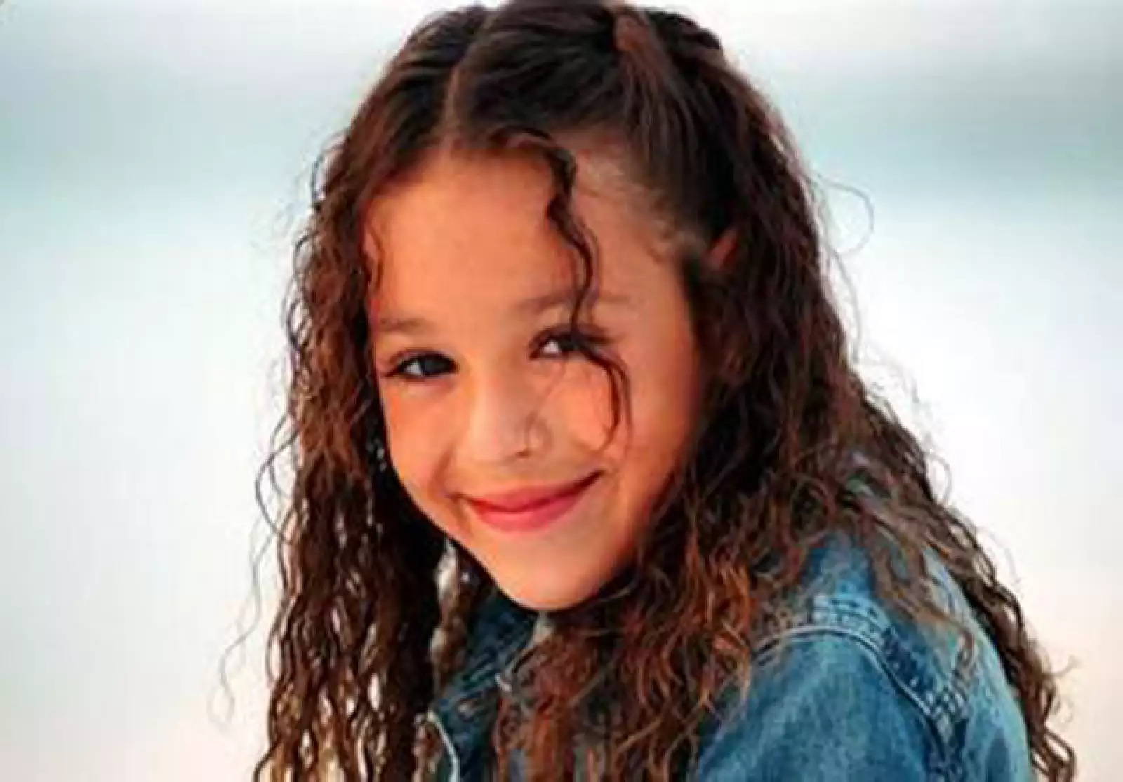 Danna Paola desde muy pequeña jugaba a ser cantante y actriz, pero fue hasta el año 1999 cuando inician un casting en Televisa en busca de talentos infantiles para participar en el programa infantil Plaza Sésamo, y su madre al enterarse decide llevar a Danna Paola junto a su hermana Vania, ambas quedando en el proyecto.