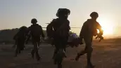 Soldados israelíes participan en un ejercicio de rescate en la Alta Galilea, cerca de la frontera con el Líbano, el 7 de febrero de 2024, en medio de las batallas en curso entre Israel y los militantes palestinos de Hamas en la Franja de Gaza.