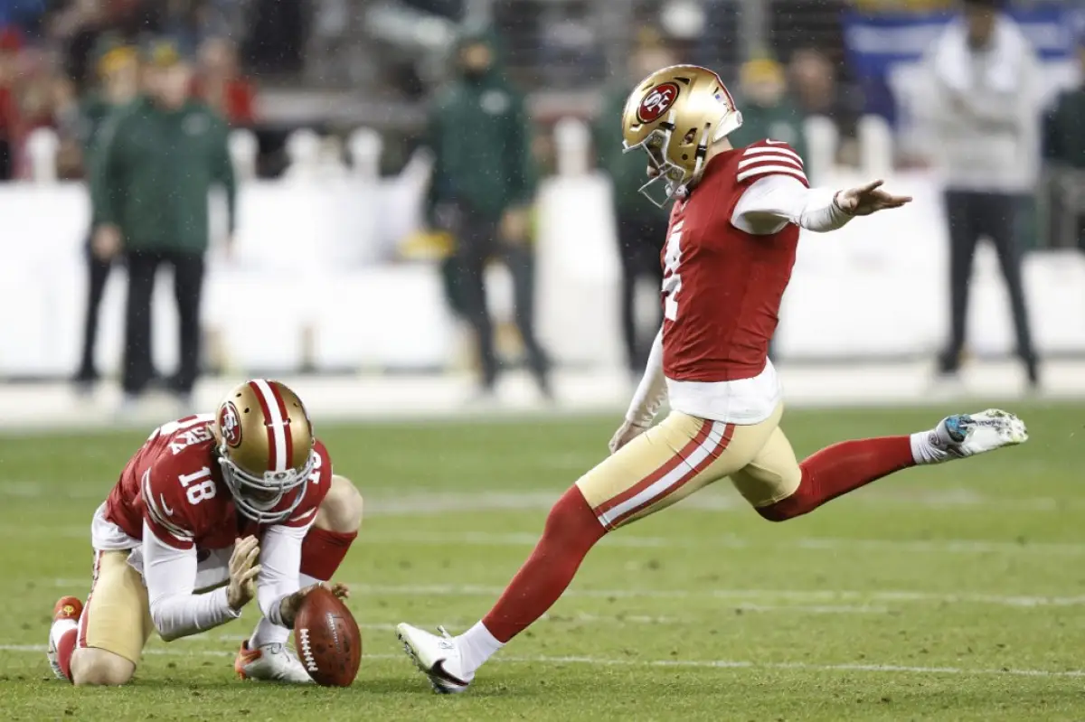 Foto de Jake Moody, número 4 de los San Francisco 49ers, pateando el balón en el juego contra los Green Bay Packers.