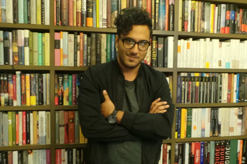 Con ingeniosas ilustraciones y textos certeros, este escritor e ilustrador retrata en su nuevo libro a uno de los sectores más activos (o no) de la sociedad mexicana.