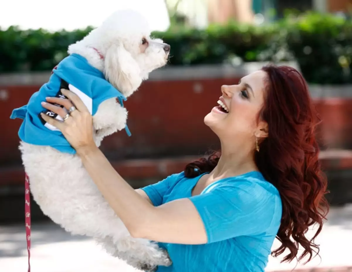 Mónika correrá con su perrita Zirze, una french poodle con la que tiene seis meses.
