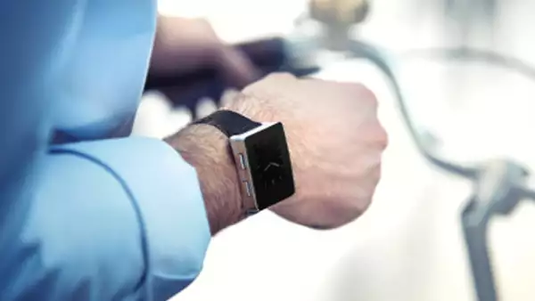 Este reloj mide constantemente el ritmo cardiaco, funciona como podómetro y está disponible con correa de piel en color negro o café.
