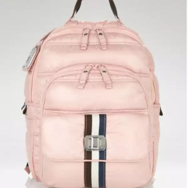 Mochilas acolchadas en tonalidad rosada se sugieren para las estudiantes más femeninas.