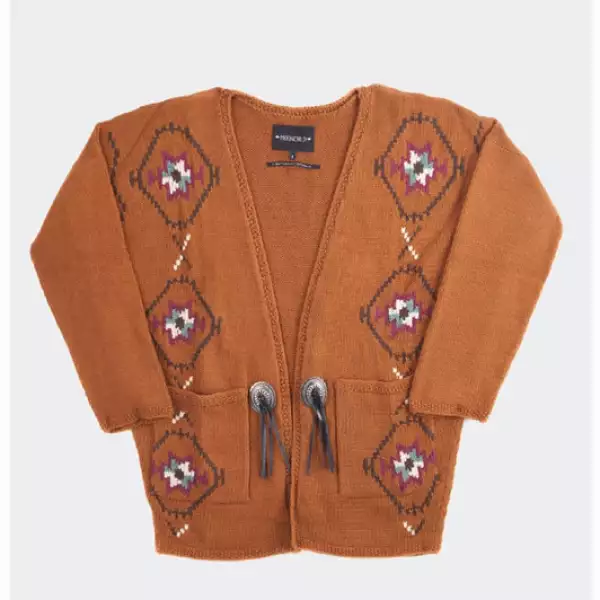 Un suéter de tejido de punto con motivos tribales es ideal para protegerte del frío con un estilo casual.