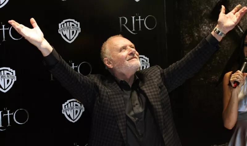 Alrededor de dos mil personas se reunieron en el Centro Comercial Reforma 222 para ver desfilar al veterano actor que visitó nuestro país para presentar la cinta "El Rito".