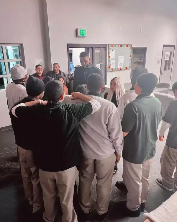 Kim Kardashian celebró Thanksgiving en la cárcel con jóvenes detenidos y su ex cuñado Tristán Thompson