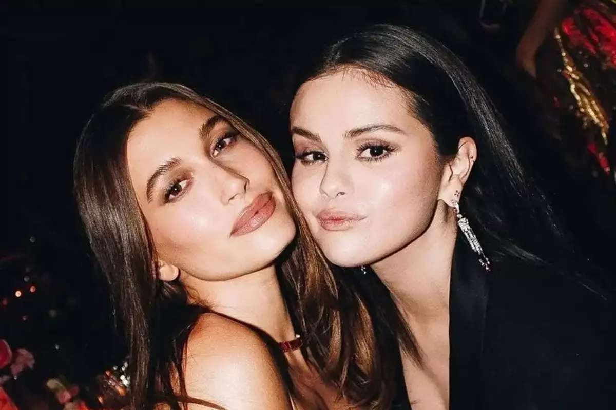 Hailey Bieber y Selena Gomez posan juntas por primera vez