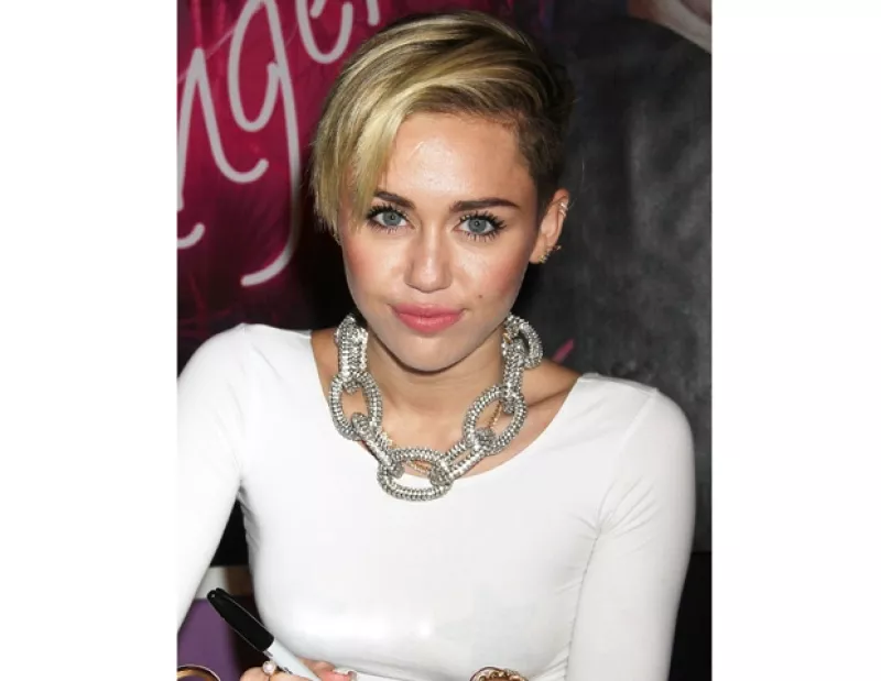 Con tal de no recordar a su ex, la cantante ha decidido deshacerse de las pertenencias del actor y con ellas, recaudar fondos para una buena causa.