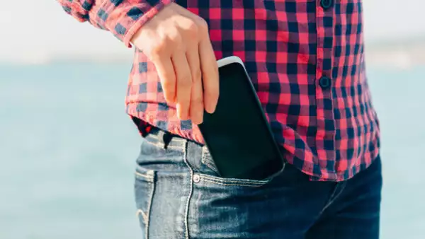 Piénsalo bien antes de guardar tu smartphone en tu bolsillo