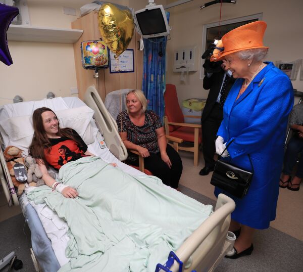 la reina isabel ii en el hospital 3