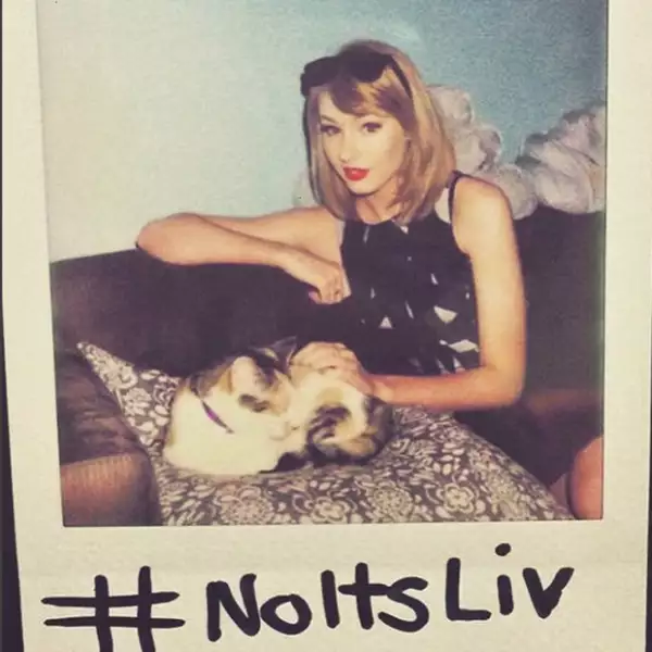 No sólo se parecer físicamente, Olivia también es amante de los gatos.