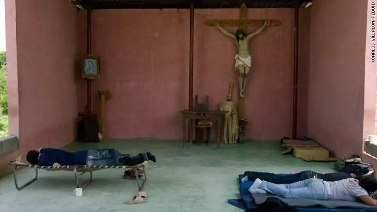 Emigrantes descansan en un albergue en la ciudad de Ixtepec.