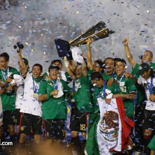 La selección mexicana,al momento de recibir la Copa de Oro