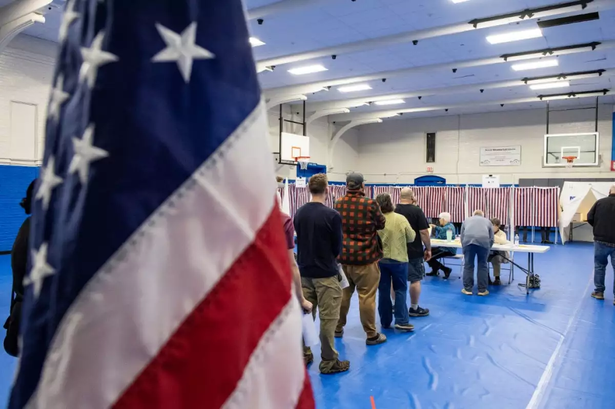 La gente espera en la cola para votar en el Centro Comunitario de Green Street en Concord, New Hampshire, el 5 de noviembre de 2024.