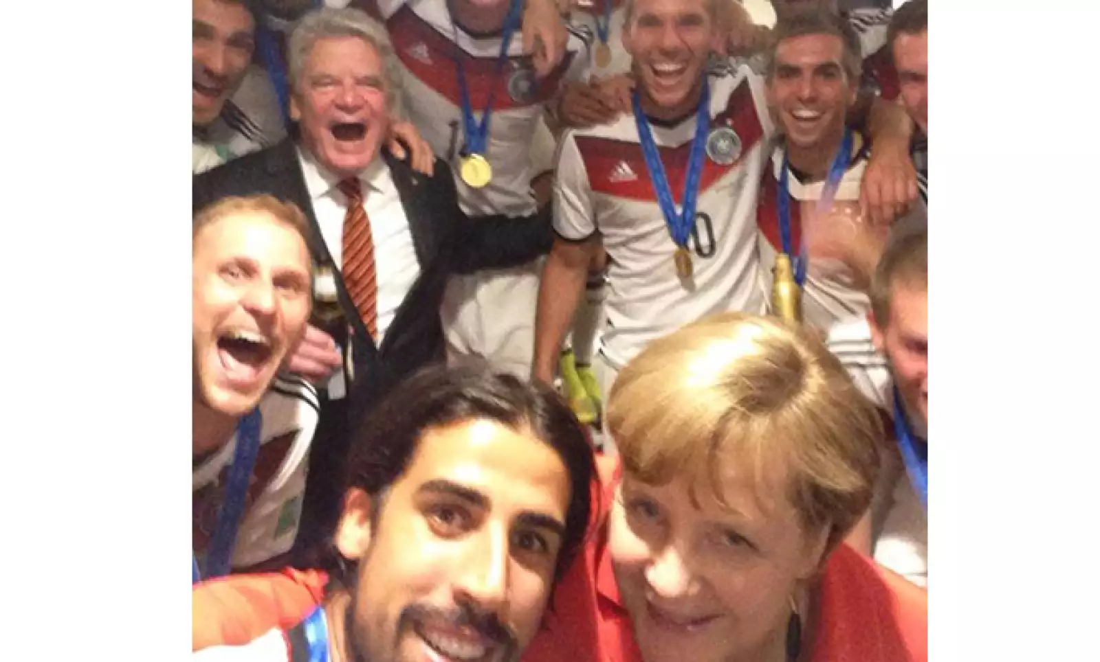 La canciller alemana, Angela Merkel, celebró con el equipo teutón el título mundial.
