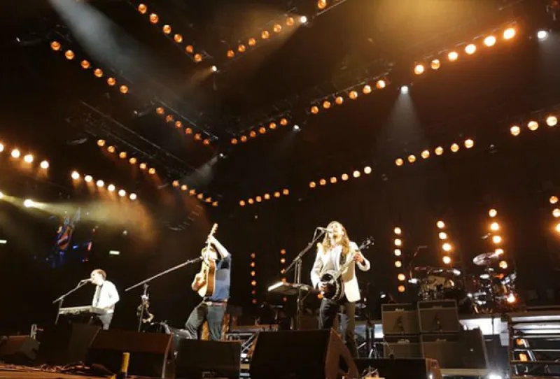 La banda estadounidense hizo retumbar el Palacio de los Deportes con guitarras y banjos al ritmo de "The Cave", “I Will Wait” y “The Wolf”.