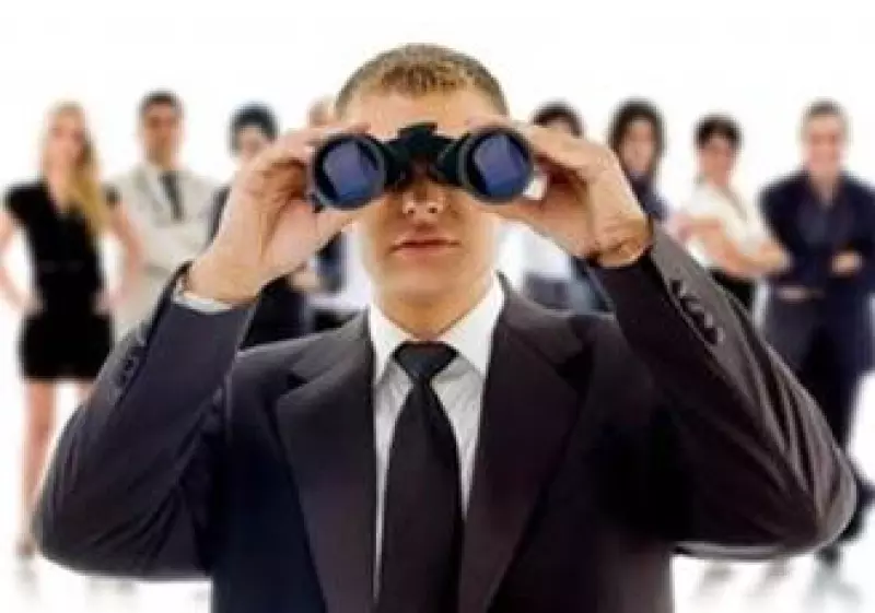 empresario-binoculares