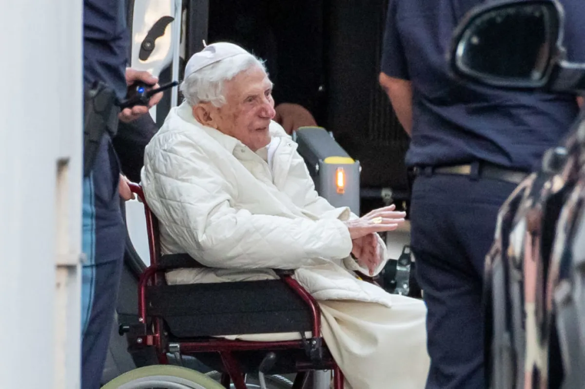 Benedict XVI visits sick brother